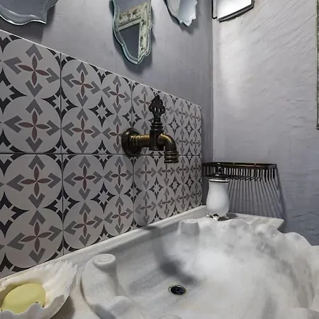 Essiz, Verandali Rustik Tas Ev بيت للعطل