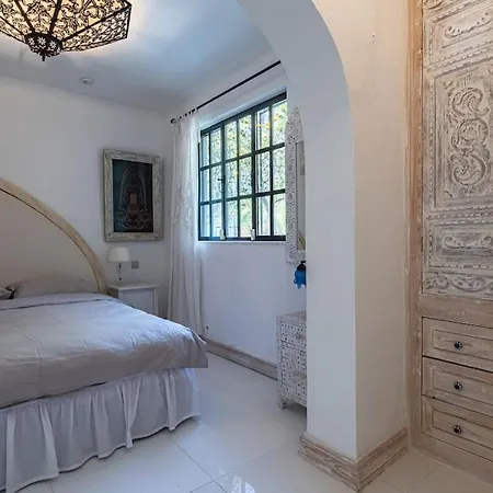 Essiz, Verandali Rustik Tas Ev * بودروم