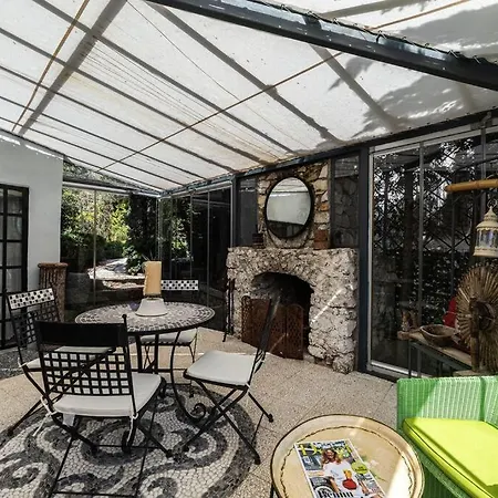 Essiz, Verandali Rustik Tas Ev بودروم