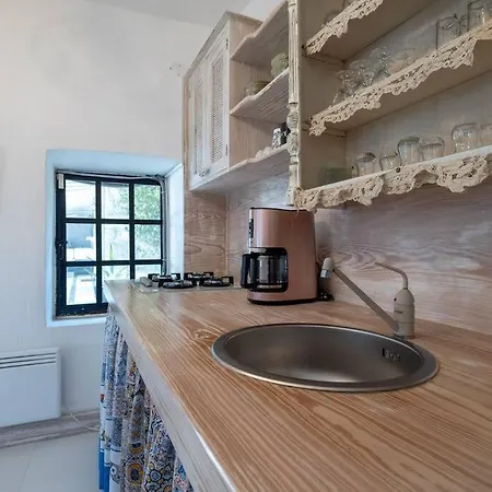 Essiz, Verandali Rustik Tas Ev * بودروم